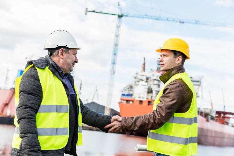两位工程师握手完成造船业交易