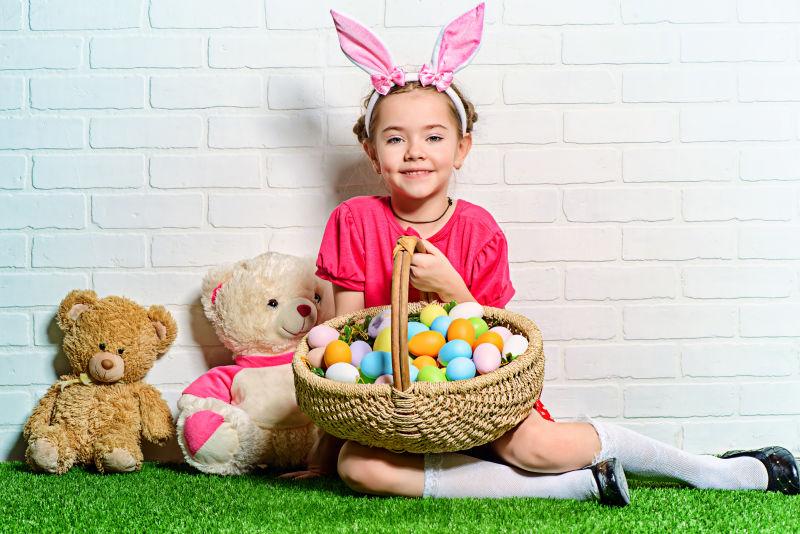提着竹篮的小女孩头上带着粉色兔耳朵饰品