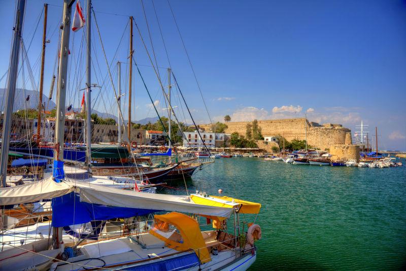 北塞浦路斯的凯里尼亚港口和中世纪城堡