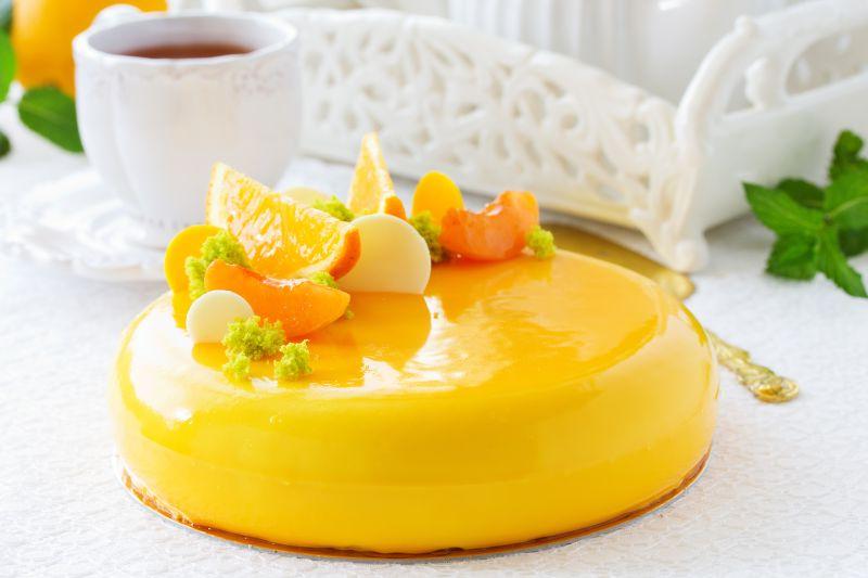 橙色慕斯蛋糕和杏仁
