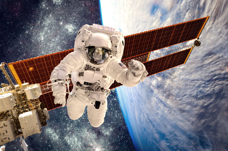 太空中的宇航员与飞船互相连接