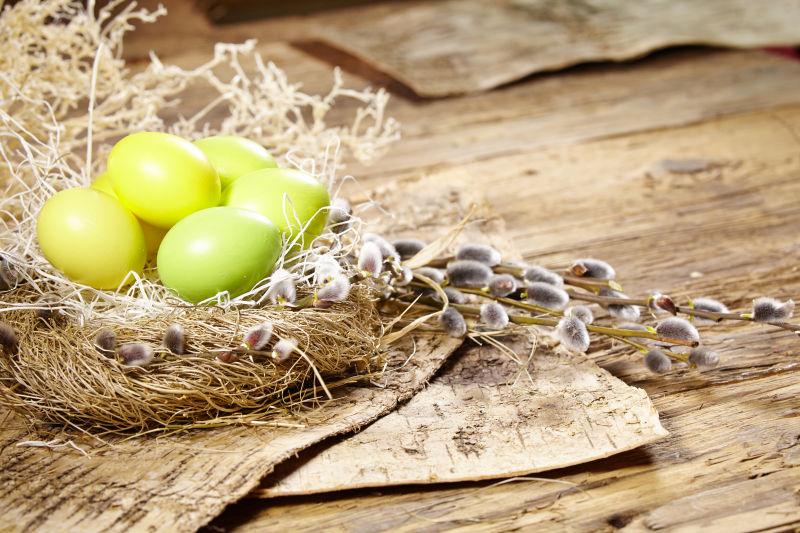木桌上草窝里的复活节彩蛋