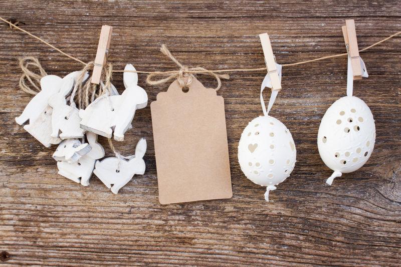 被挂在绳子上的复活节彩蛋蛋壳镂空雕刻和兔子