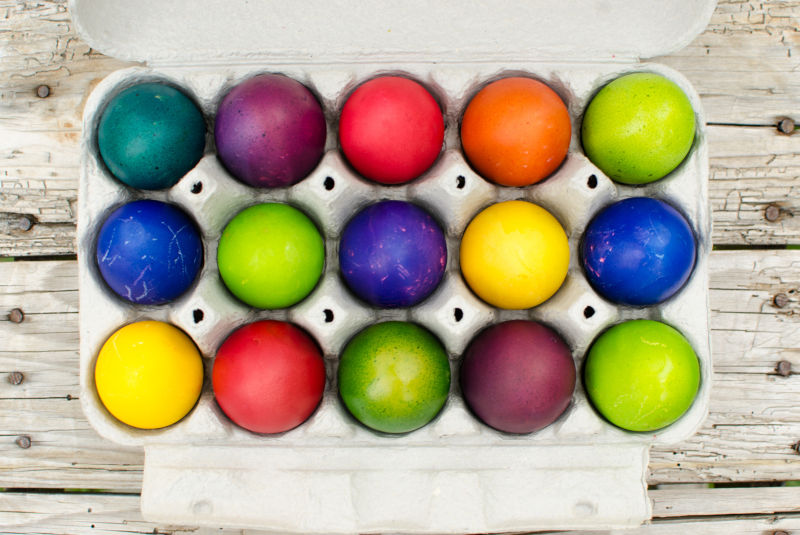 木桌上整齐摆放在盒子里的复活节彩蛋