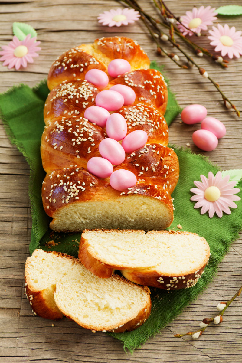 放在长条面包上的粉色鹌鹑蛋