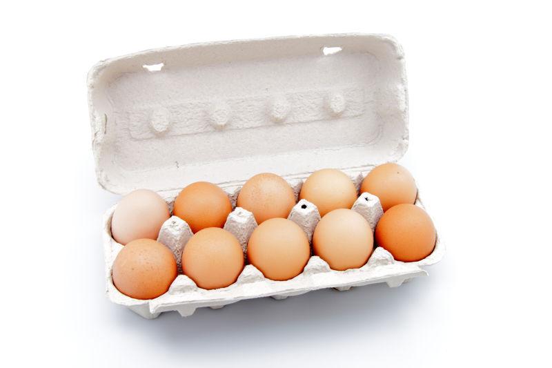 白色背景下盒子里的鸡蛋
