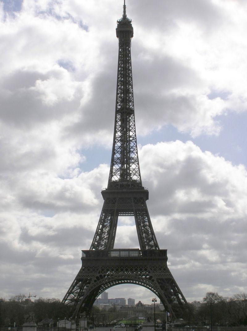 白云下的巴黎埃菲尔铁塔