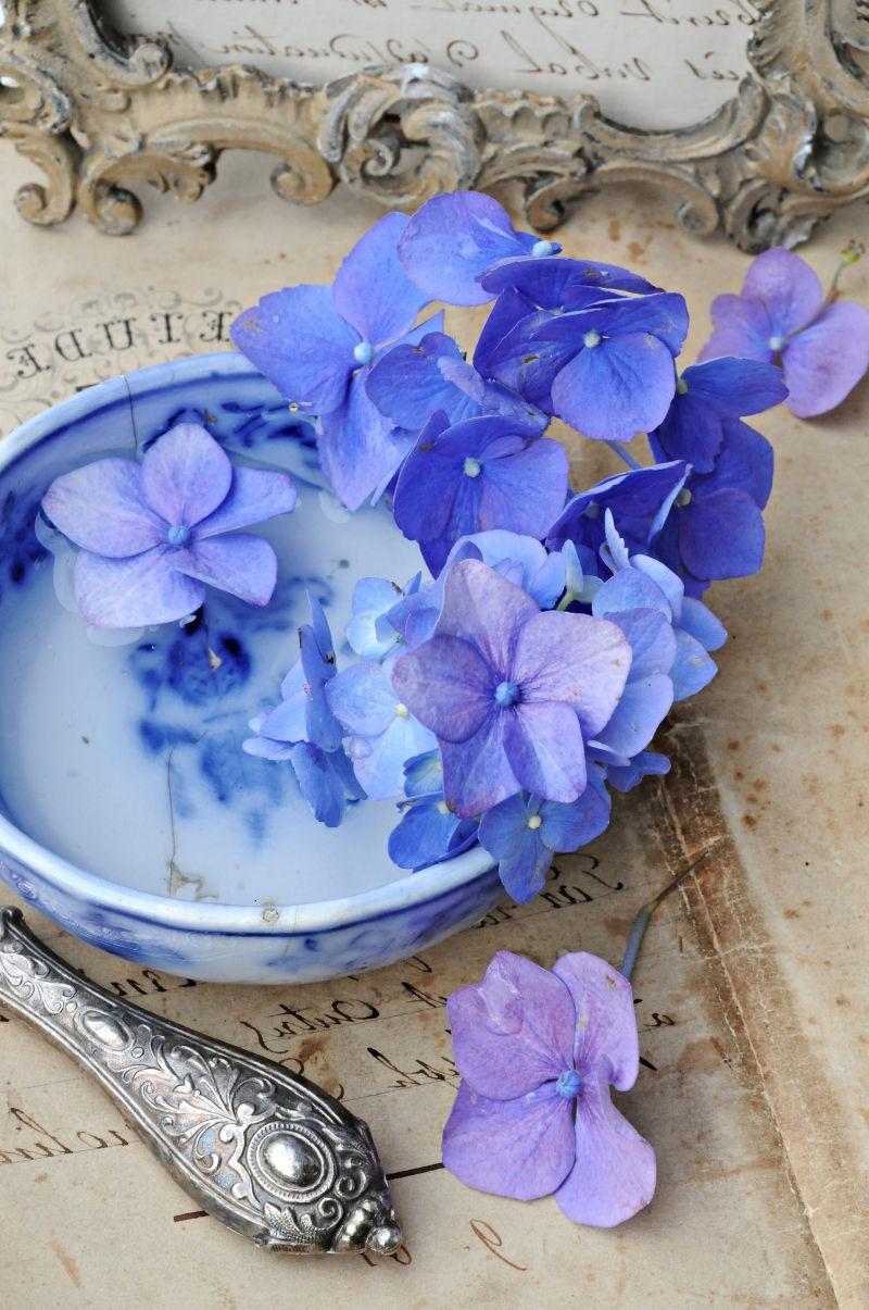 陶瓷碗上的紫色花卉