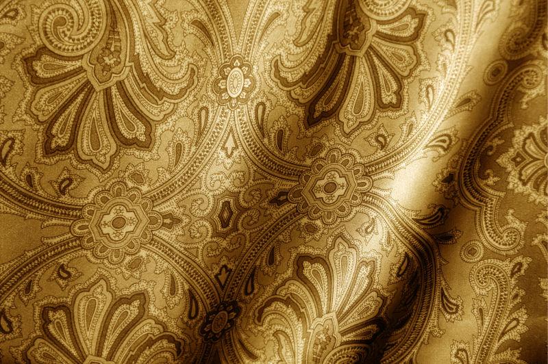 在织物上的金色的丝绸装饰品