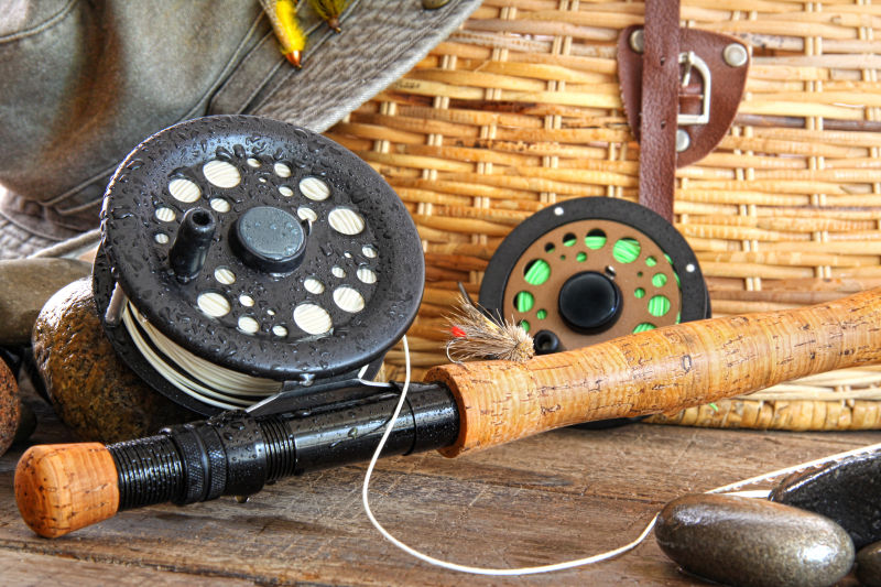 木桌上的钓鱼装备