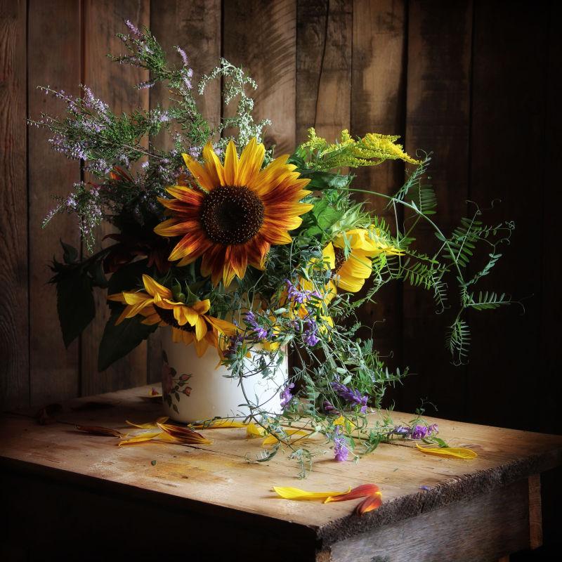 木桌上花瓶里的向日葵