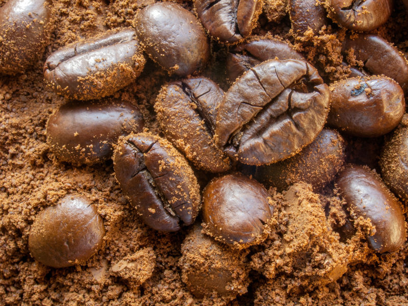 天然的咖啡粉和咖啡豆