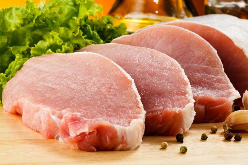 猪肉切菜板和蔬菜