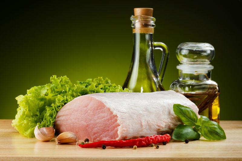 猪肉切菜板和蔬菜油