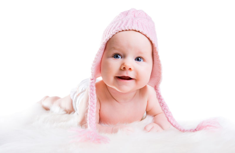 可爱的婴儿带着粉色的帽子