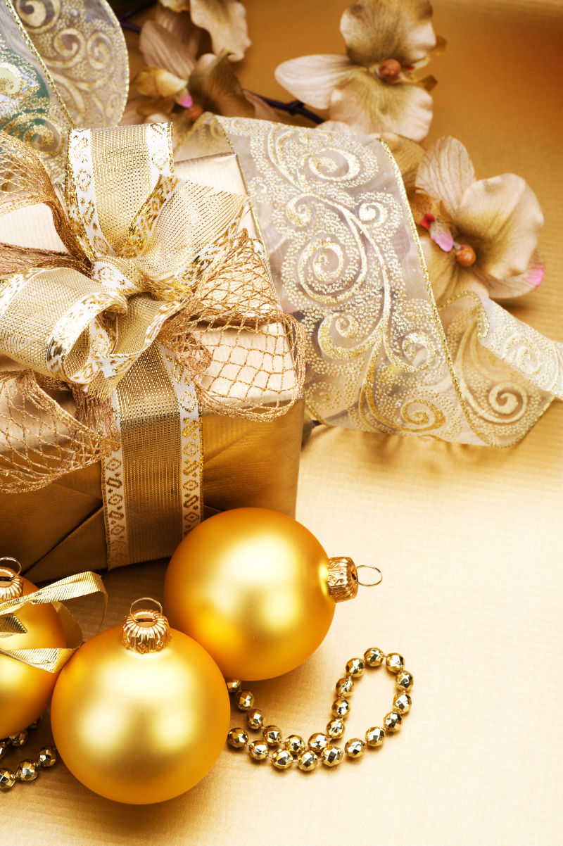 金色的圣诞礼物和金色装饰品