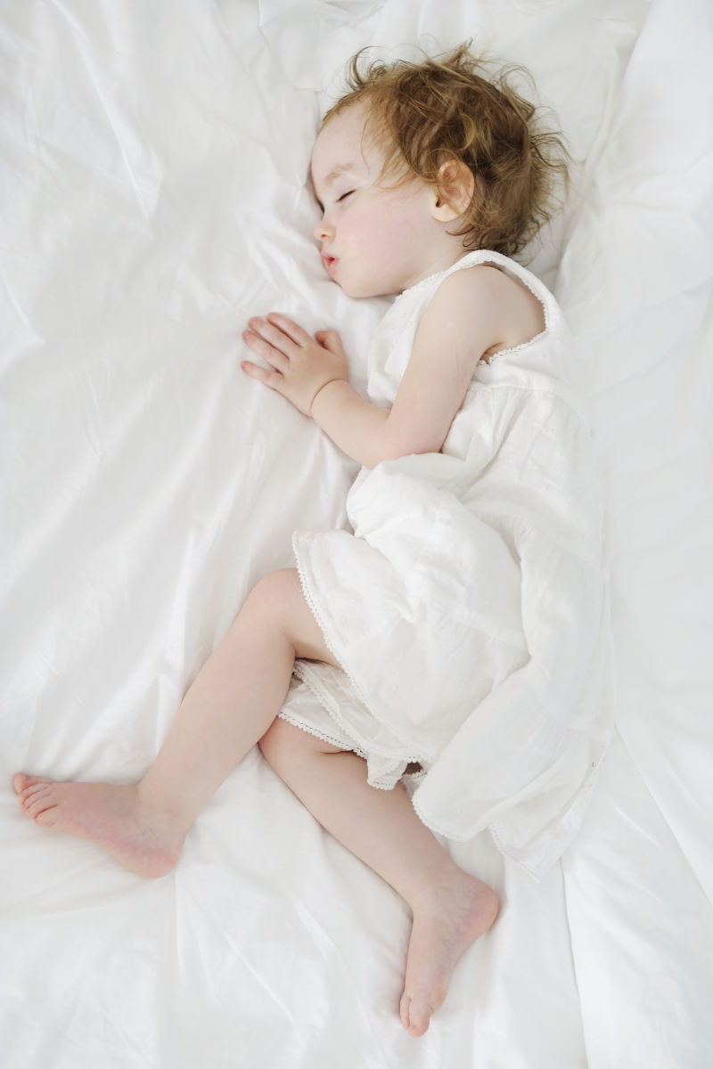 可爱的幼儿女孩睡得像天使