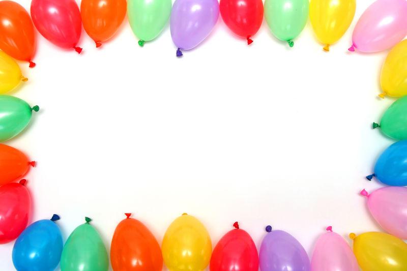 白色背景中排列整齐的彩色气球