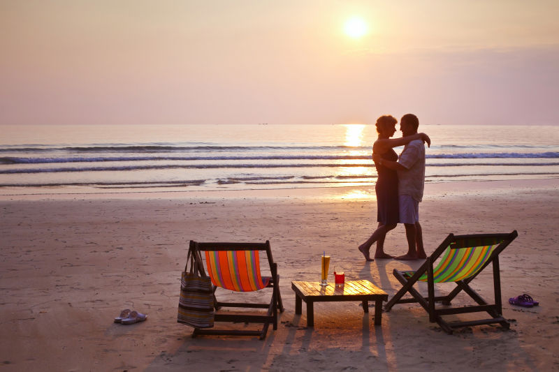 日落时分海滩上的快乐情侣