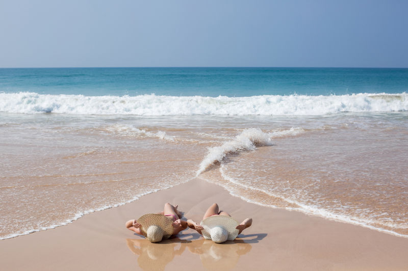 躺在沙滩上的两个女孩