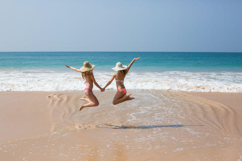 海滩上的两个美女