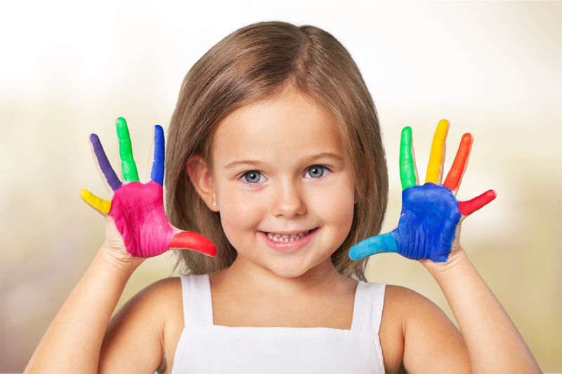 手指玩颜料快乐的孩子们