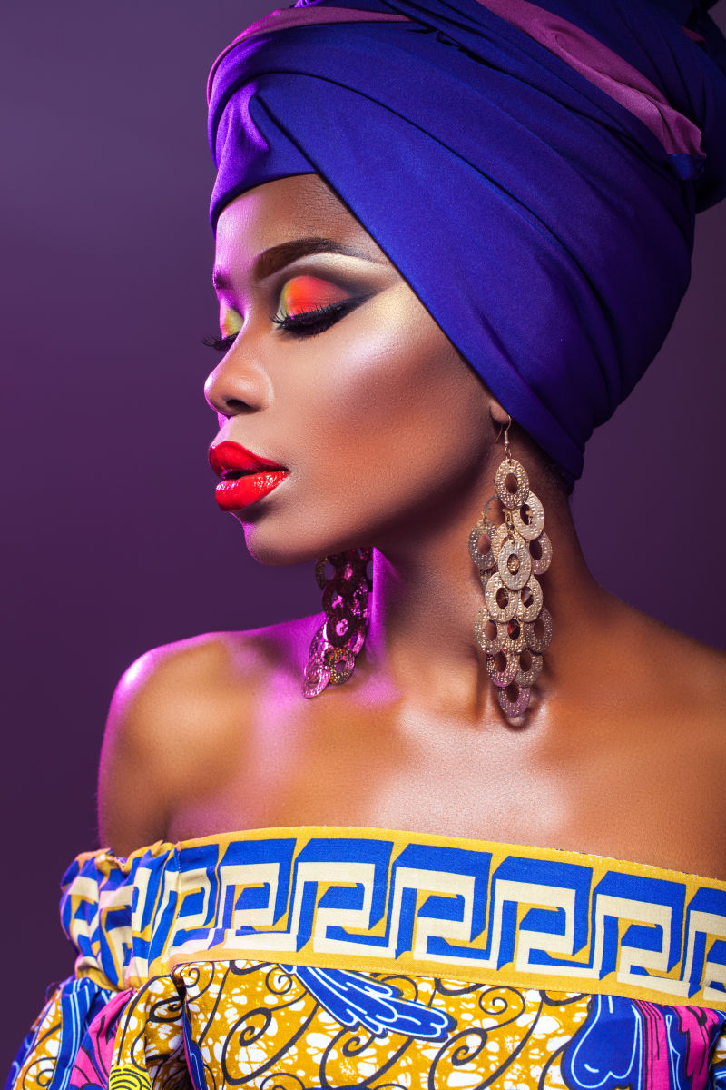 化妆的非洲女人