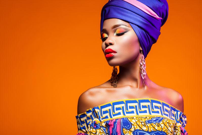 橙色背景下的非洲美女