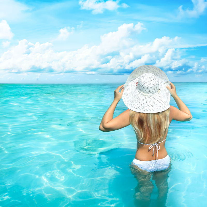 海水中美女戴着太阳帽