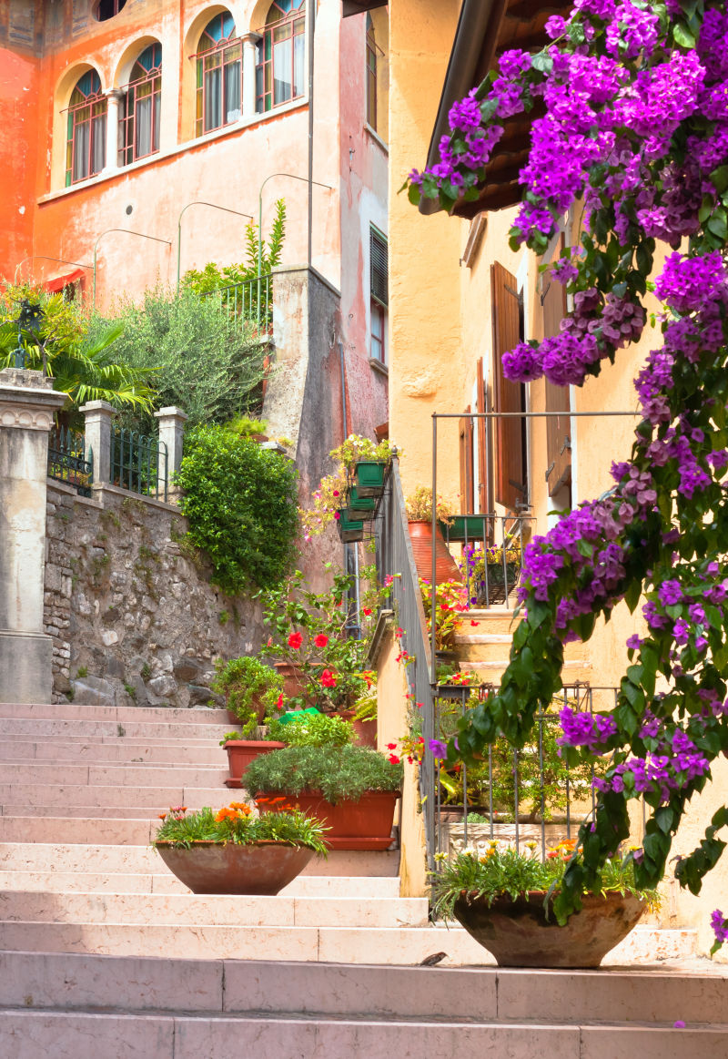 意大利传统小镇街上的花盆