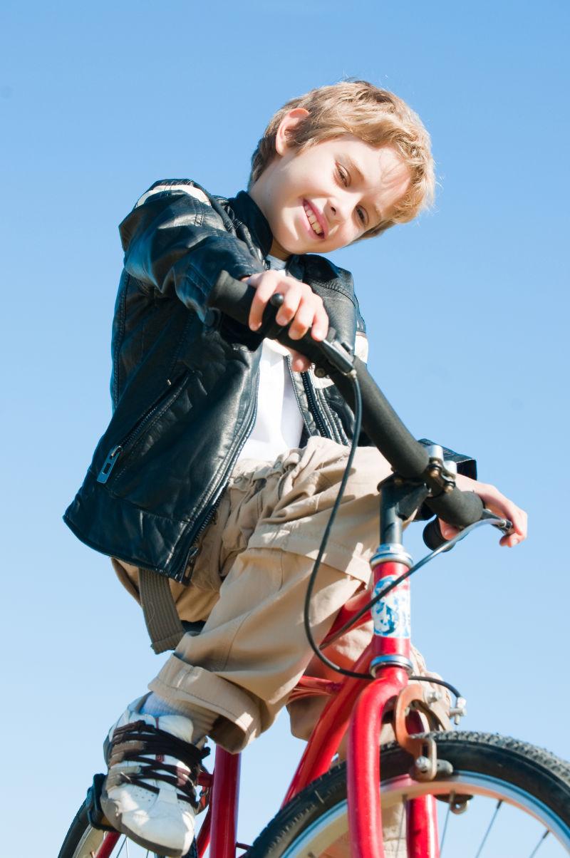 快乐的男孩骑自行车