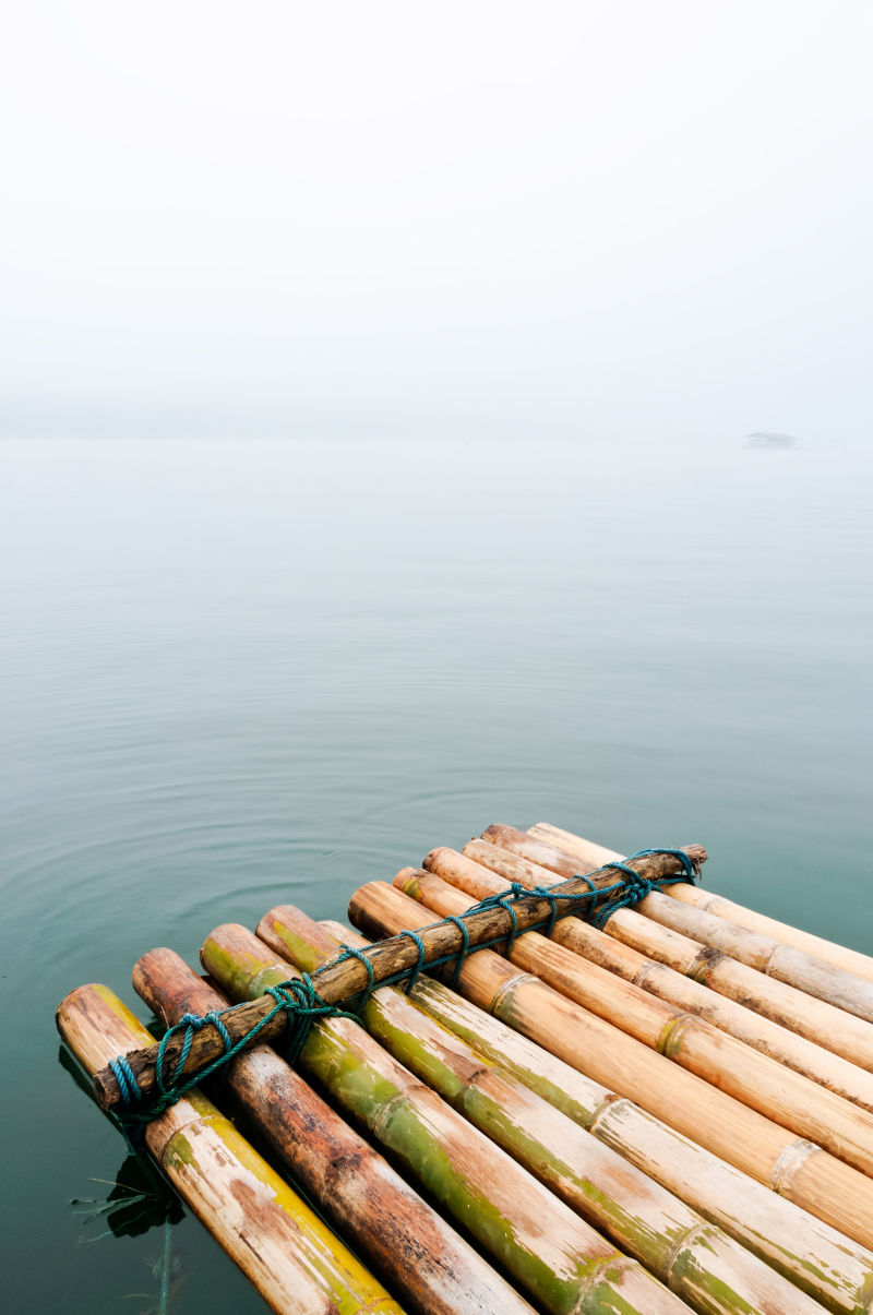 湖面上的竹筏与晨雾