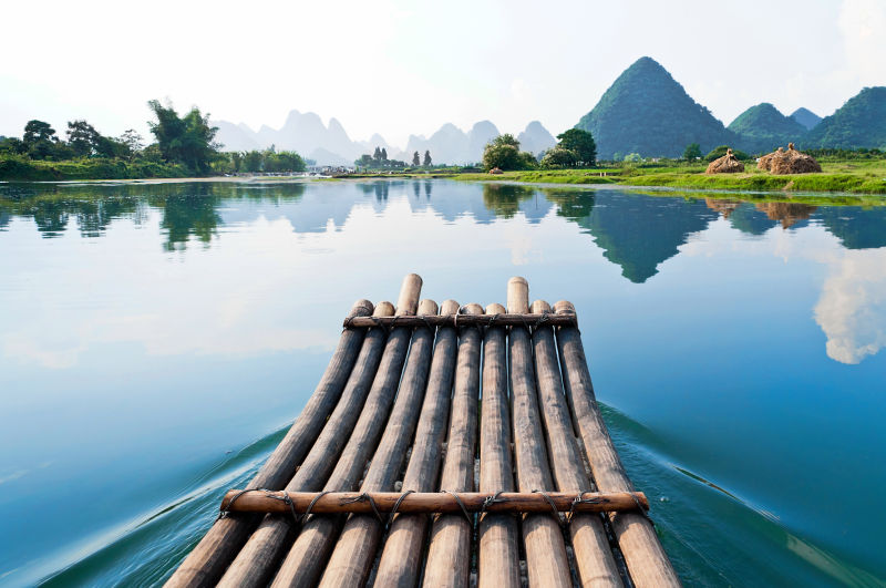 湖面上的竹筏