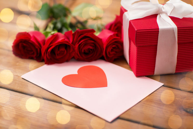 情人节红色礼盒与玫瑰花