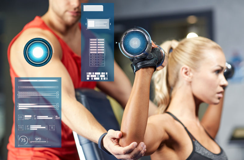 在虚拟图上健身房哑铃弯曲肌肉的男人和女人