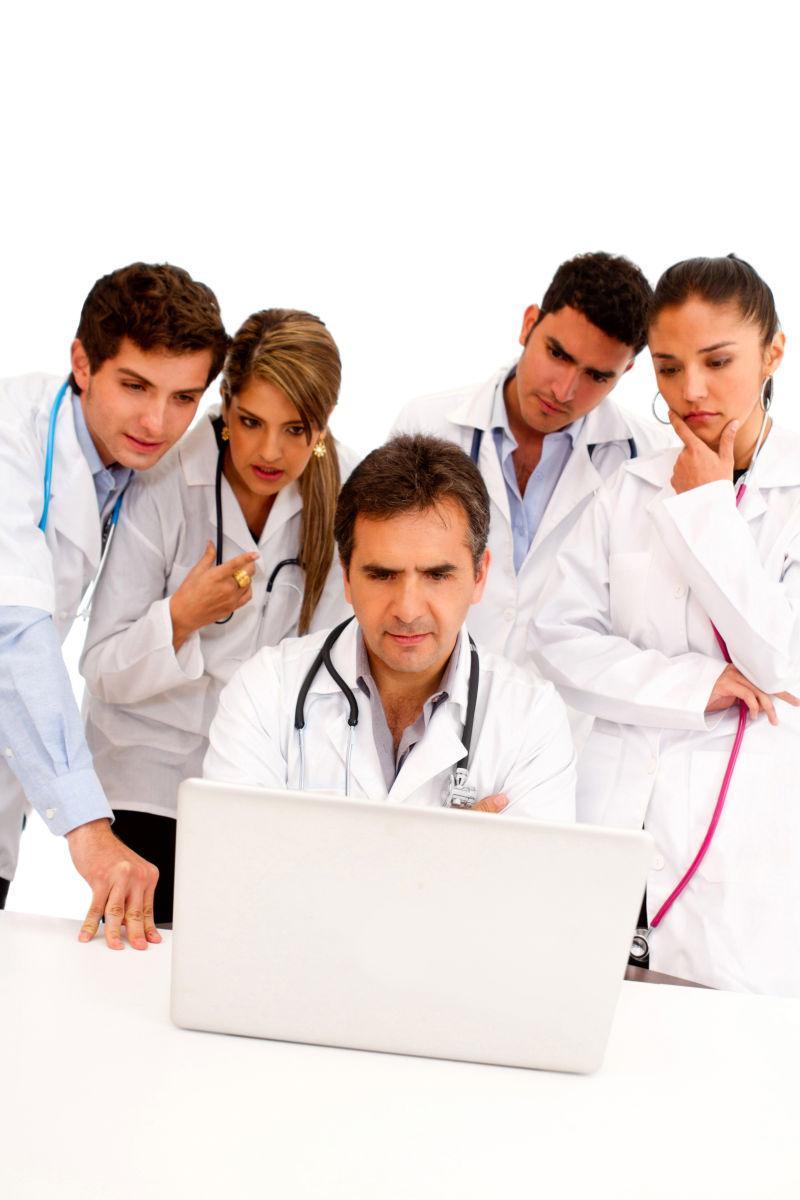 一组医生用白色电脑探讨问题