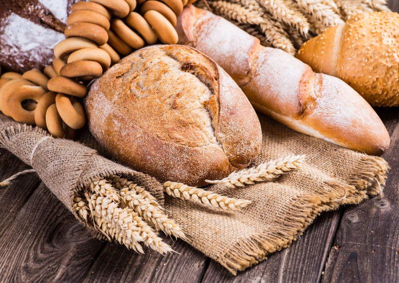 木桌上的烤面包和小麦