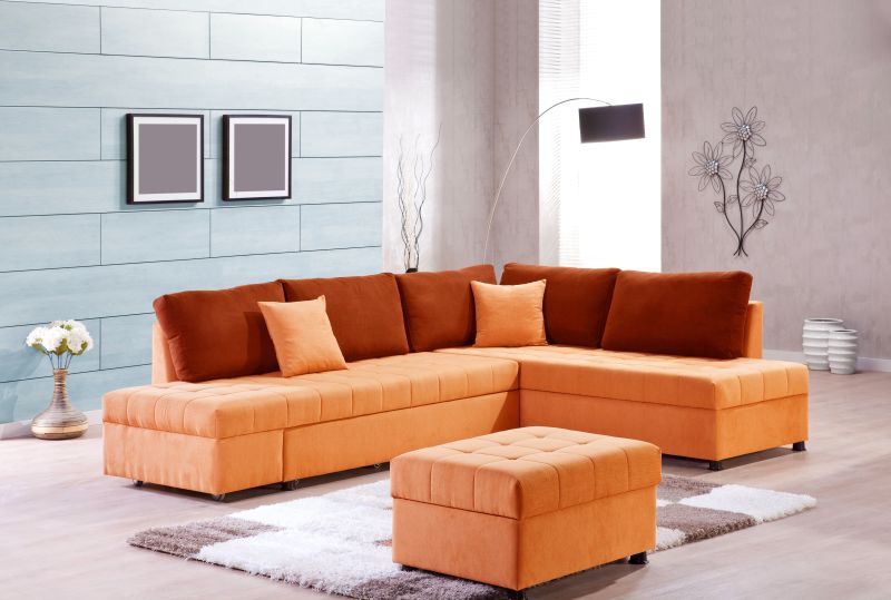 宽敞明亮的客厅里的棕色沙发