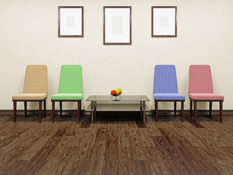 混凝土墙附近的桌子和彩色椅子