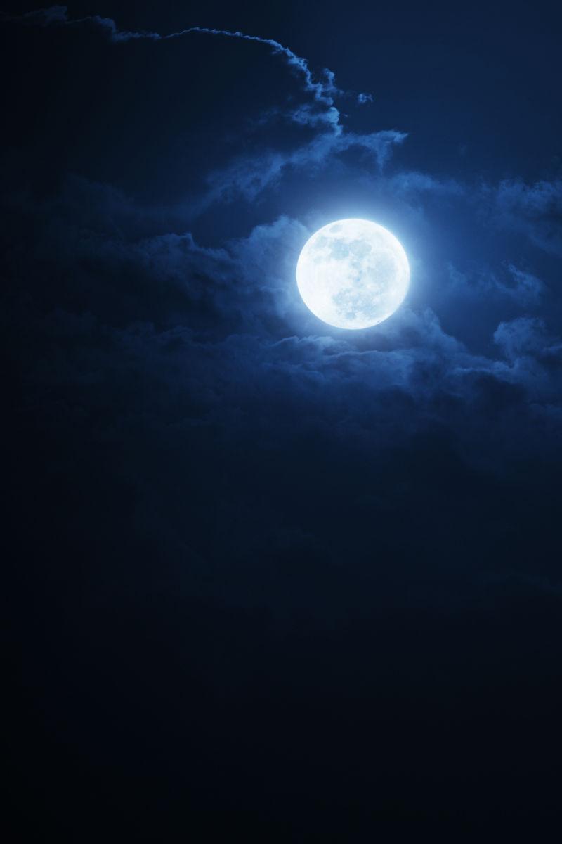 夜晚美丽的月光