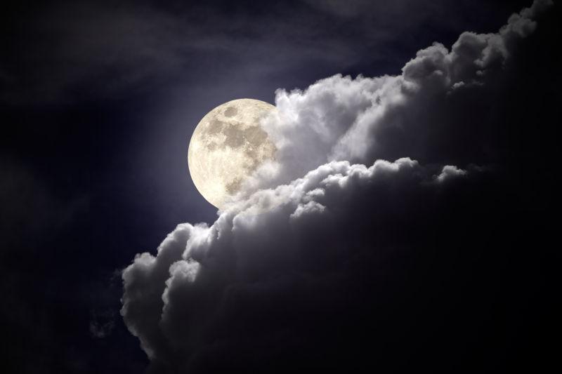 夜晚被云遮住的月亮