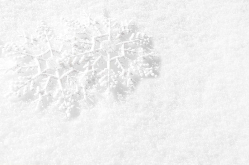 雪地上重叠的雪花
