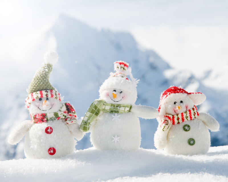 雪地上可爱的三个雪人
