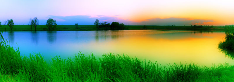 日落下美丽的湖水