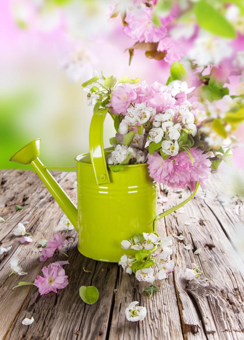 浅绿花瓶里的美丽的花束