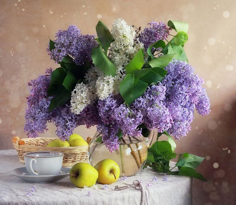 桌子上的水果和美丽的丁香花