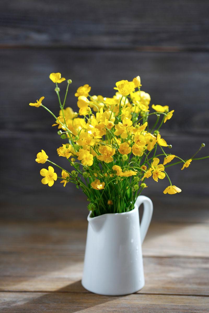 白色花瓶里的小黄花