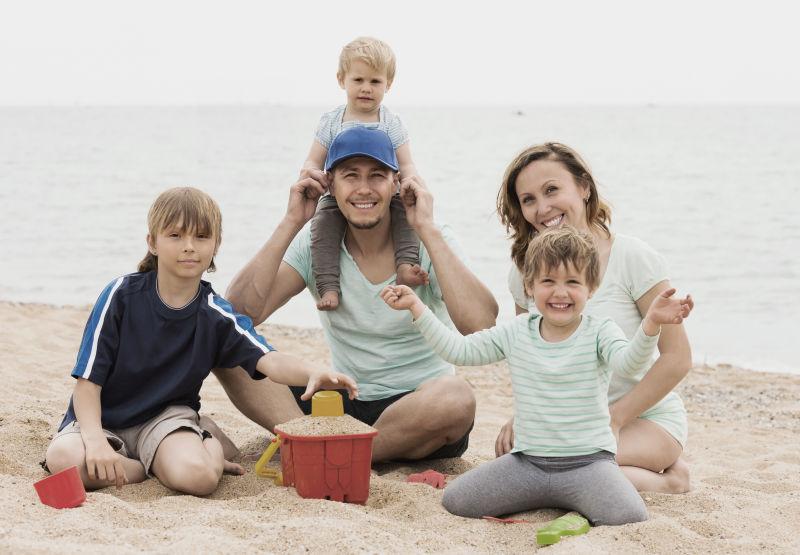 海边沙滩上幸福的家庭