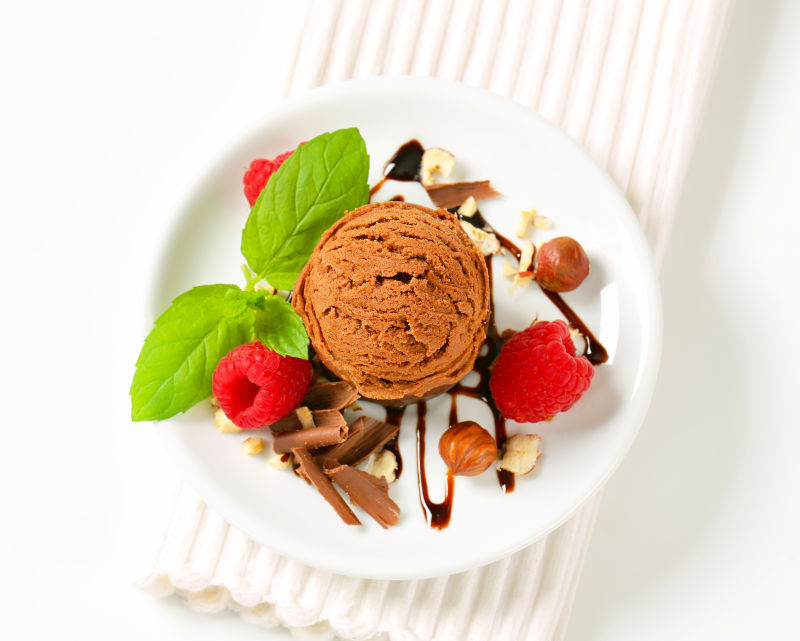 白色盘子里的迷你巧克力冰淇淋
