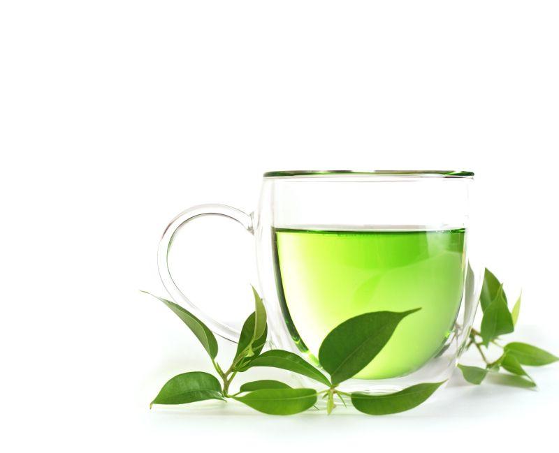 白色背景下的健康绿茶杯